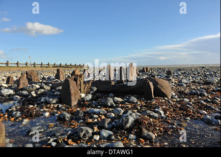 Die letzten Stürme und Fluten haben alte 2. Weltkrieg Küstenschutzes entlang der Strände bei Ferring in der Nähe von Worthing UK ausgegraben. Stockfoto