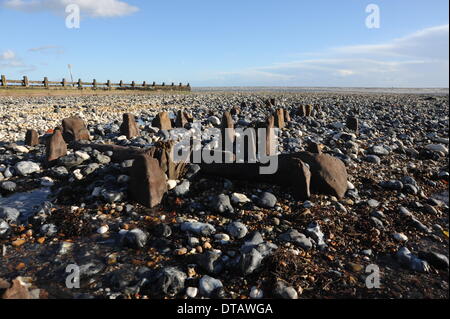 Die letzten Stürme und Fluten haben alte 2. Weltkrieg Küstenschutzes entlang der Strände bei Ferring in der Nähe von Worthing UK ausgegraben. Stockfoto