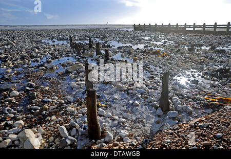 Die letzten Stürme und Fluten haben alte 2. Weltkrieg Küstenschutzes entlang der Strände bei Ferring in der Nähe von Worthing UK ausgegraben. Stockfoto