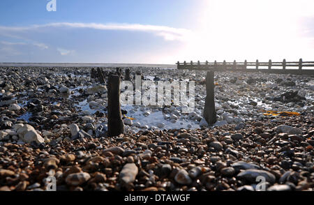 Die letzten Stürme und Fluten haben alte 2. Weltkrieg Küstenschutzes entlang der Strände bei Ferring in der Nähe von Worthing UK ausgegraben. Stockfoto