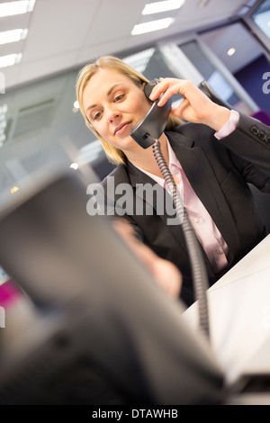 Geschäftsfrau auf Telefon in ihrem Büro Stockfoto