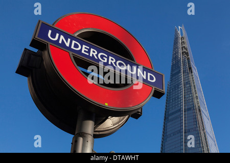 London Underground Zeichen und der Shard, London, England Stockfoto