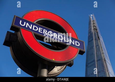 London Underground Zeichen und der Shard, London, England Stockfoto