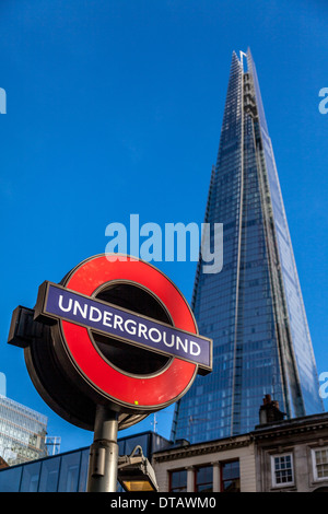 London Underground Zeichen und der Shard, London, England Stockfoto