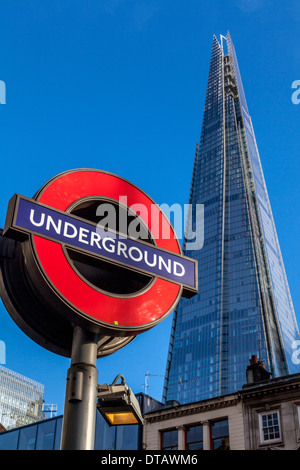 London Underground Zeichen und der Shard, London, England Stockfoto