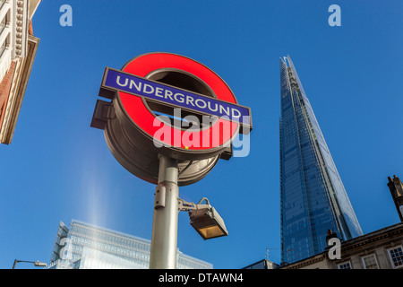 London Underground Zeichen und der Shard, London, England Stockfoto