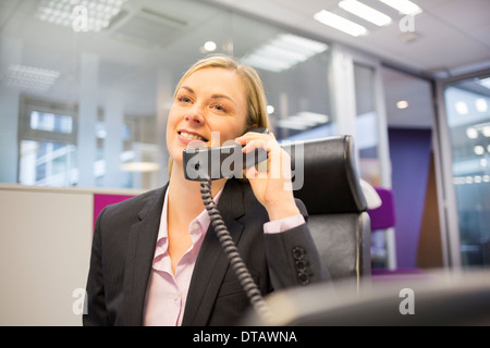 Blonde Unternehmerin Telefonieren in ihrem Büro Stockfoto