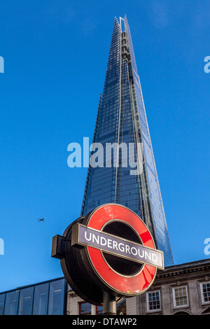 London Underground Zeichen und der Shard, London, England Stockfoto