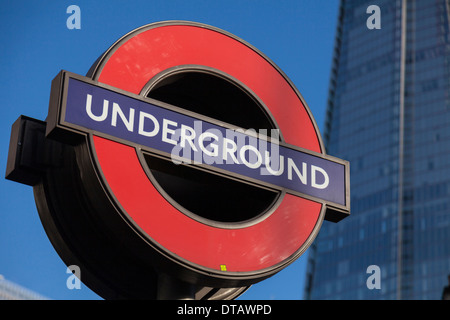 London Underground Zeichen und der Shard, London, England Stockfoto