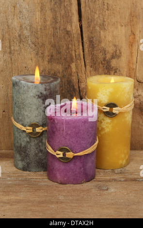 Drei Feng Shui Kerzen vor dem Hintergrund verwitterten der alten Holz Stockfoto