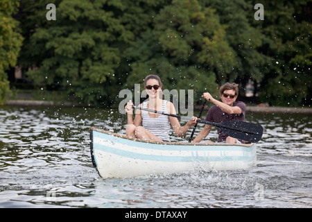 Junges Paar Reiten Paddelboot auf See Stockfoto