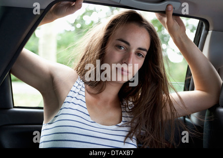 Porträt der jungen Frau im Auto, Nahaufnahme Stockfoto