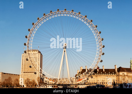 Das London Eye Riesenrad am Südufer der Themse in London Stockfoto