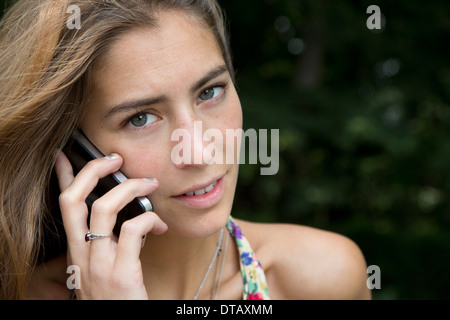 Junge Frau am Handy, Nahaufnahme Stockfoto