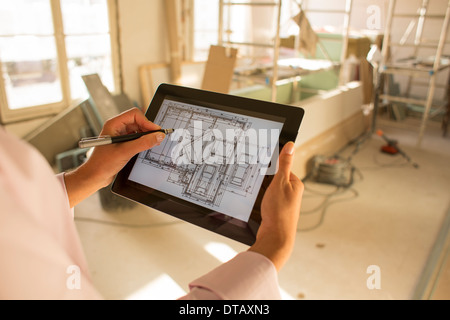 Architektin Frau zeichnen mit Stift auf elektronische Tablet in Baustelle Stockfoto