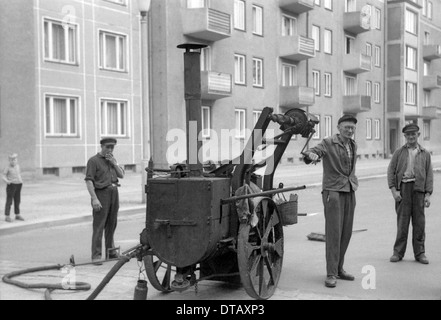 Arbeitnehmer mit einem Teer-Kessel im Straßenbau, Berlin, DDR Stockfoto