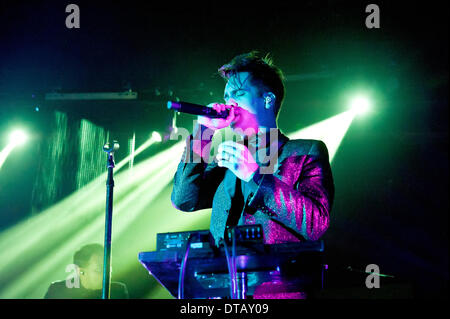 Texas, USA. 12. Februar 2014. Brendon Urie führt mit seiner Band Panik! in der Disco im Konzert auf der Emo am 12. Februar 2014 in Austin, Texas - USA. Bildnachweis: Manuel Nauta/NurPhoto/ZUMAPRESS.com/Alamy Live-Nachrichten Stockfoto