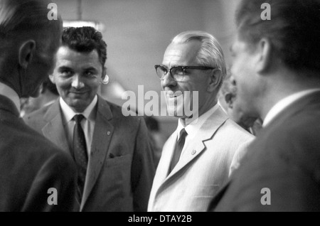 Hoppegarten, DDR, Willi Stoph (nichts von Rechts), Vorsitzender des Ministerrates der DDR Stockfoto