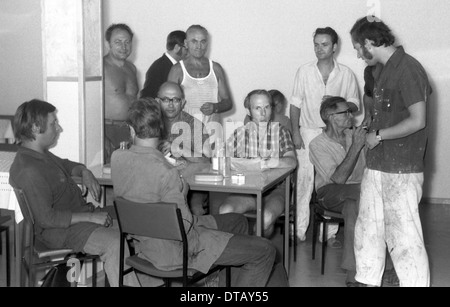 Bauarbeiter während der Frühstückspause, Berlin, DDR Stockfoto