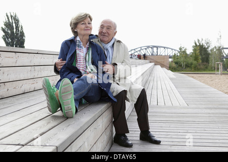 Paar Schritte im Park sitzt Stockfoto