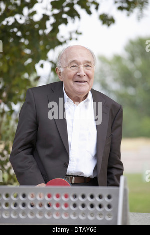 Senior woman Tischtennis spielen Stockfoto