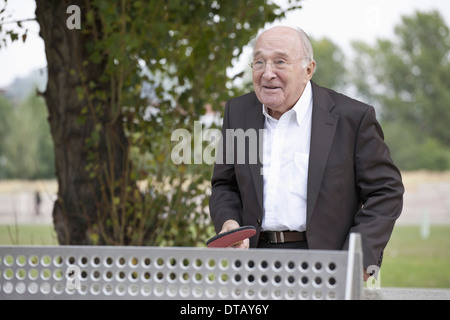 Senior woman Tischtennis spielen Stockfoto