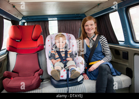 Baby Junge im Autositz mit Mutter im Rücksitz Stockfoto