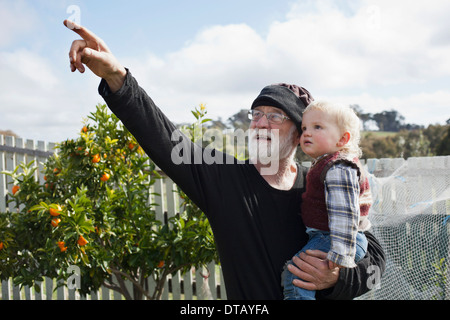 Großvater mit Enkel Stockfoto