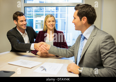 Paar Treffen mit Finanzberater, Handshake Stockfoto