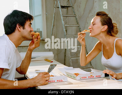 Ein paar Pizza essen Stockfoto