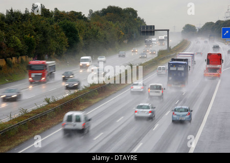 Oberhausen, Deutschland, Regen-slicked Autobahn Stockfoto