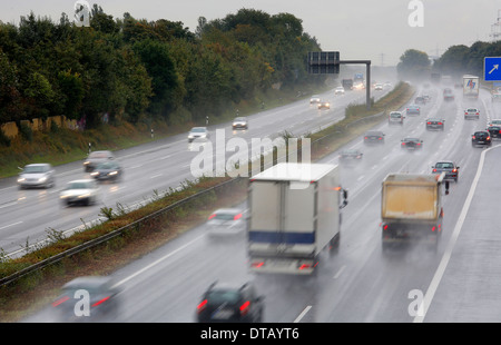 Oberhausen, Deutschland, Regen-slicked Autobahn Stockfoto