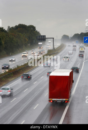 Oberhausen, Deutschland, Regen-slicked Autobahn Stockfoto
