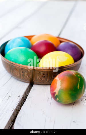 Bunte Ostereier in eine schöne Schale Kupfer Stockfoto