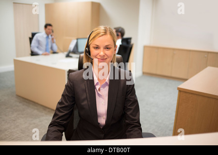 Porträt von lächelnden Frau Angestellte an der Rezeption in der lobby Stockfoto