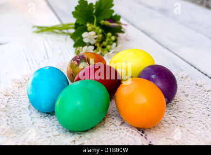 Bunte Ostereier verziert mit weißen Geranien Stockfoto