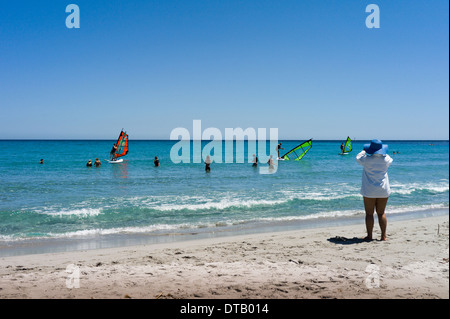 Santa Lucia, Italien, Surfer und Badegäste am Strand Stockfoto