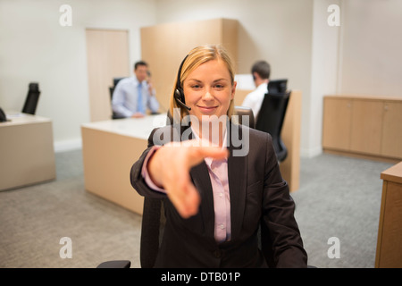 Porträt von lächelnden Frau Angestellte an der Rezeption in der lobby Stockfoto