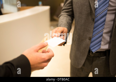 Nahaufnahme der beiden erfolgreichen Business executive Austausch von Visitenkarten Stockfoto