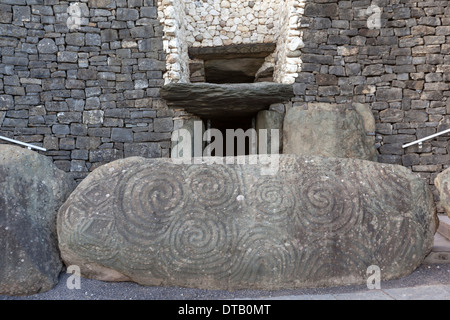 Eingang-Stein mit megalithischen Kunst. Newgrange prähistorische Monument, UNESCO-Weltkulturerbe. Stockfoto