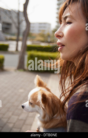 Eine Frau mit Hund wegschauen Stockfoto