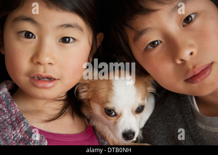 Jungen und Mädchen mit Hund, Nahaufnahme Stockfoto