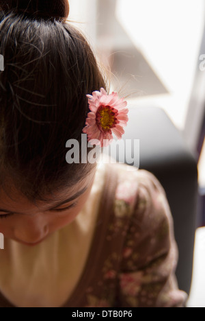 Teenager-Mädchen trägt Blumen im Haar, Nahaufnahme Stockfoto