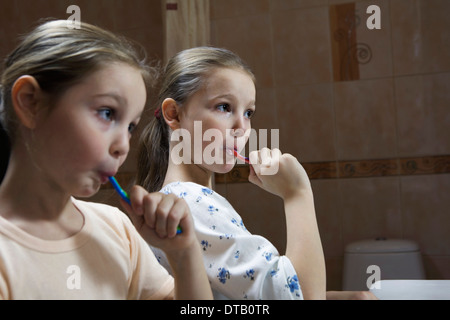 Mädchen Zähneputzen im Bad Stockfoto