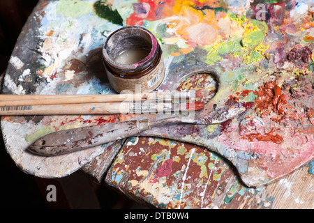 Pinsel und Palette, close-up Stockfoto