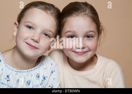 Porträt von zwei Mädchen Lächeln auf den Lippen, Nahaufnahme Stockfoto