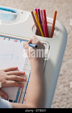 Kinderhand Zeichnung auf Papier, Nahaufnahme Stockfoto