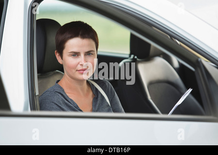 Porträt von Mitte Erwachsene Frau sitzen im Auto Stockfoto