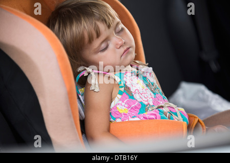 Babymädchen schläft auf Fahrzeugsitz Stockfoto