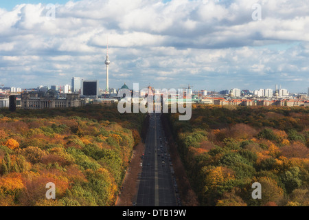 Erhöhten Blick Berlin Skyline gesehen über den Tiergarten Park, Deutschland Stockfoto